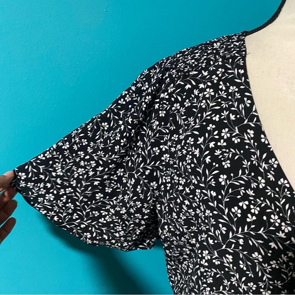 Talbots 12 Black White Floral Print Button Front Flutter Sleeve Blouse Top - Picture 4 of 6